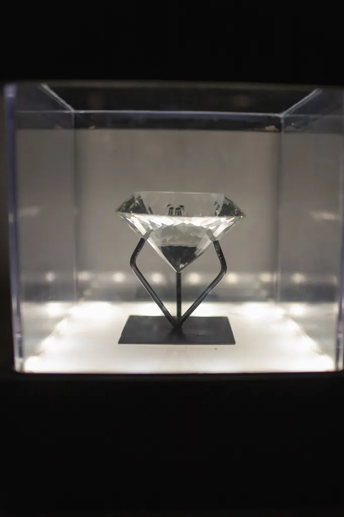 Le Diamant — Le diamant sous vitrine